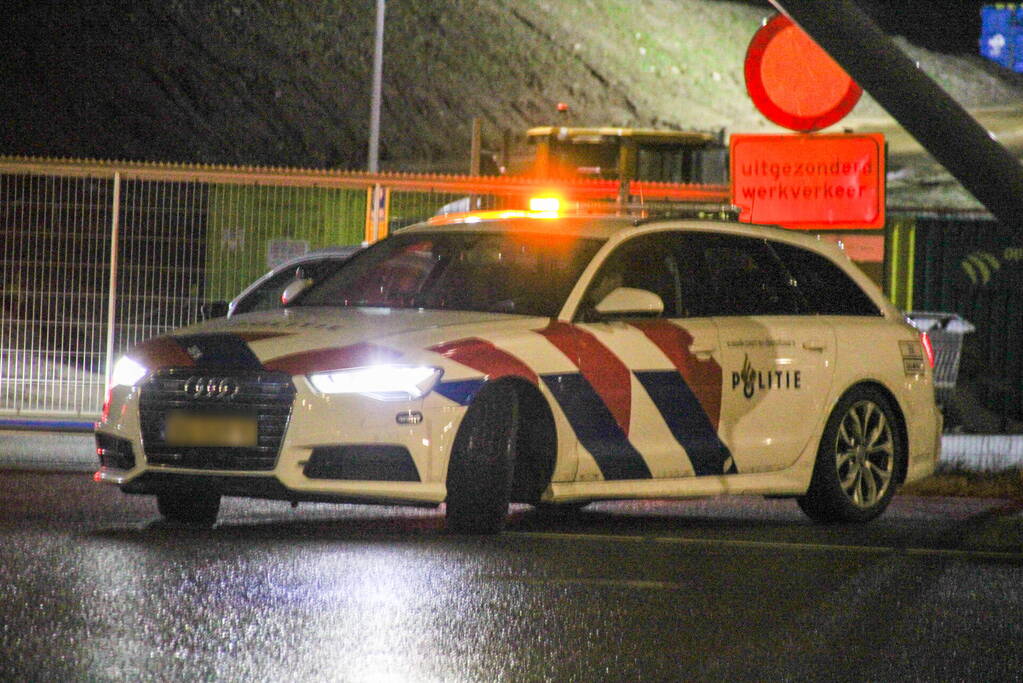 Politie en douane doorzoeken vrachtwagen met zeecontainer