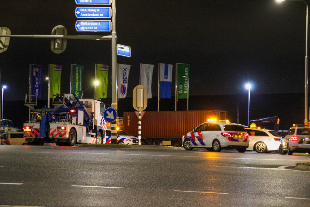 Politie en douane doorzoeken vrachtwagen met zeecontainer
