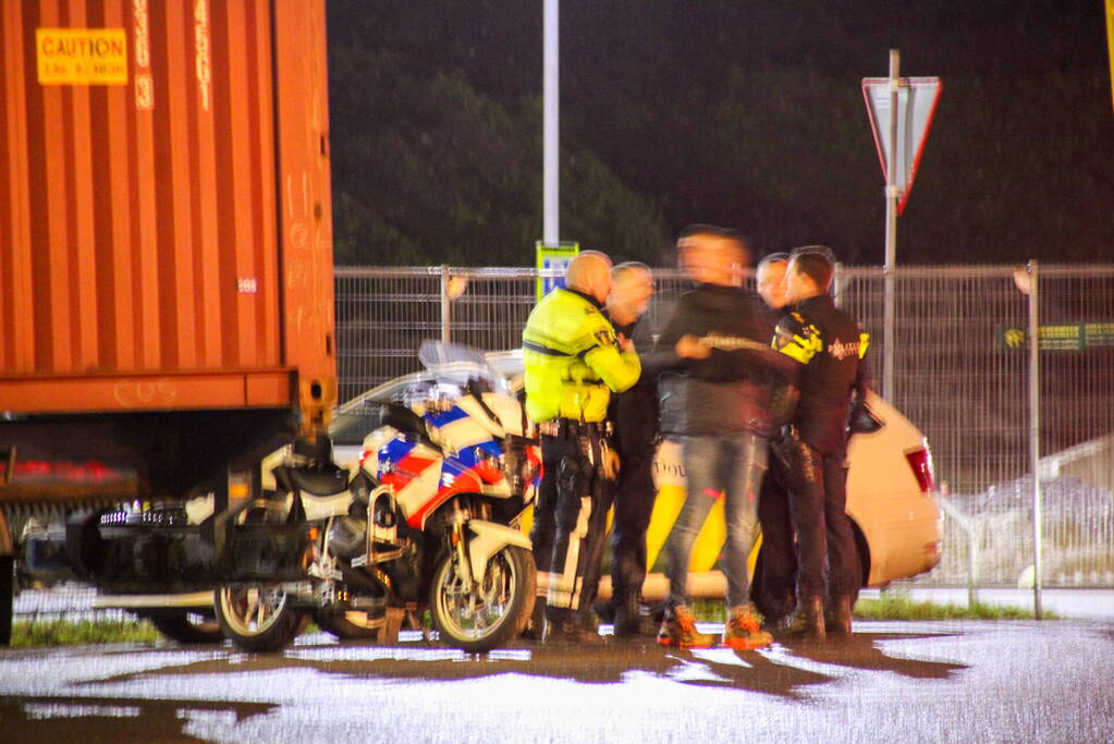 Politie en douane doorzoeken vrachtwagen met zeecontainer