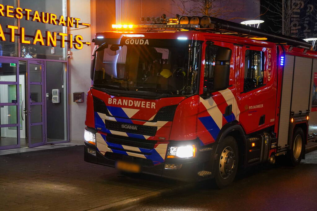 Persoon vast met hand in restaurant