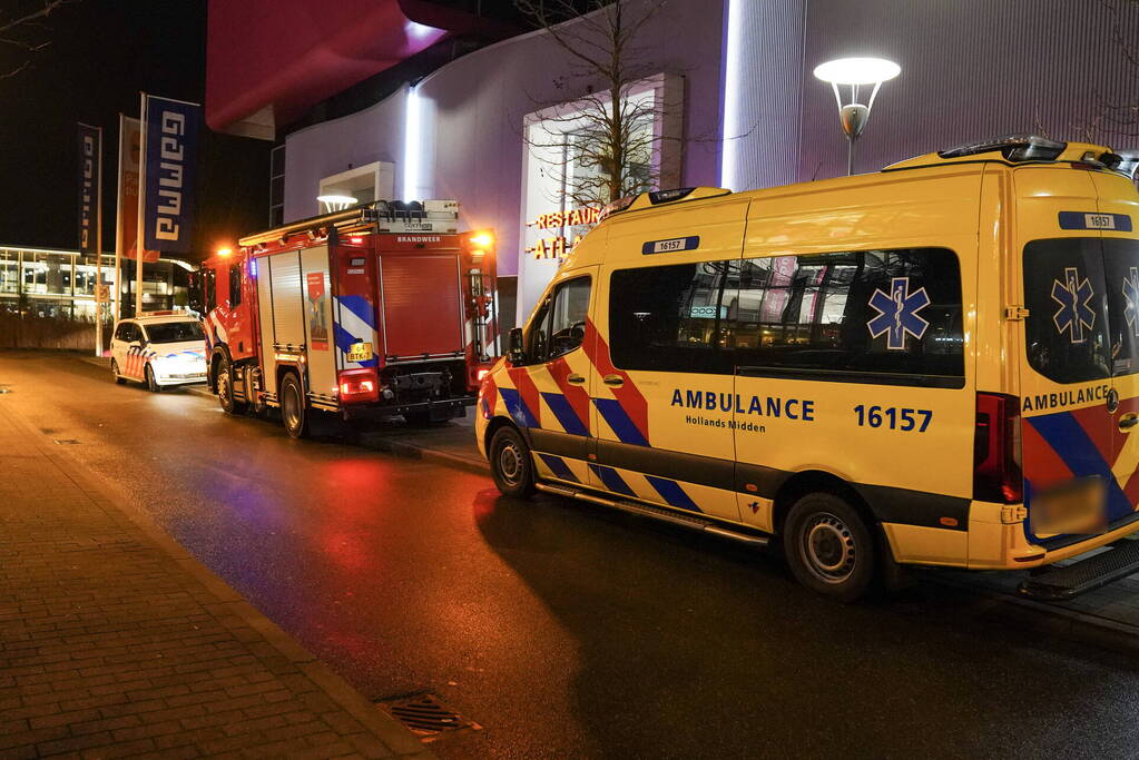 Persoon vast met hand in restaurant