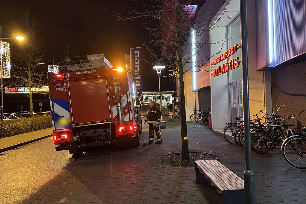 Persoon vast met hand in restaurant