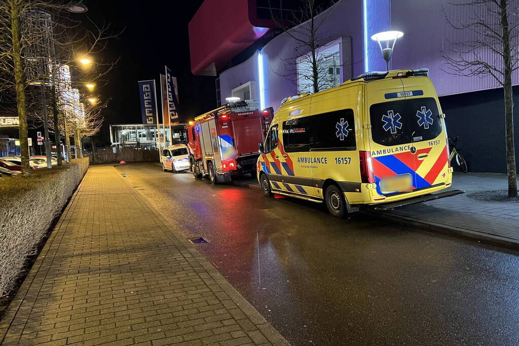 Persoon vast met hand in restaurant