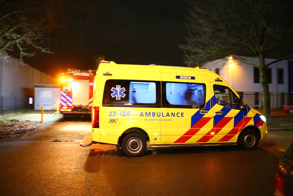 Persoon krijgt bijtende stof over zich en raakt ernstig gewond