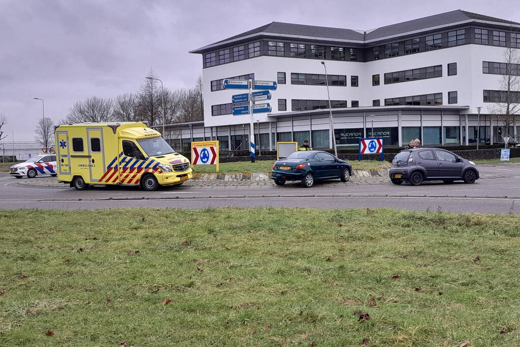 Twee personenwagens botsen op rotonde