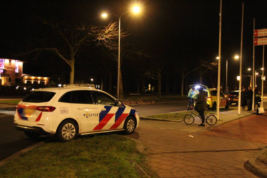 Fietser en automobilist in botsing