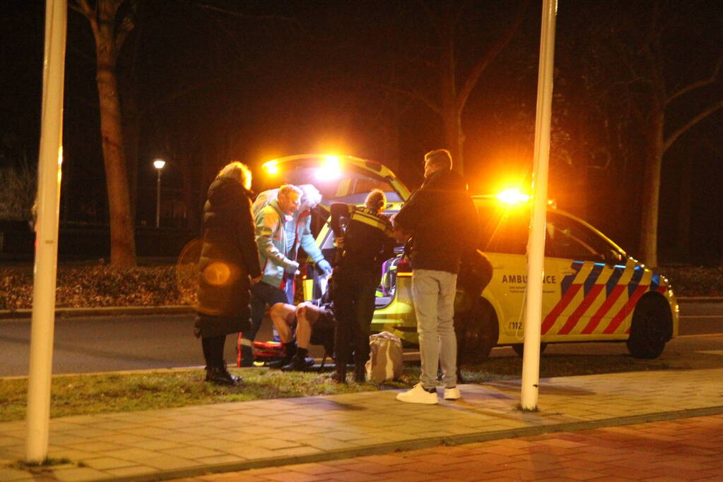 Fietser en automobilist in botsing