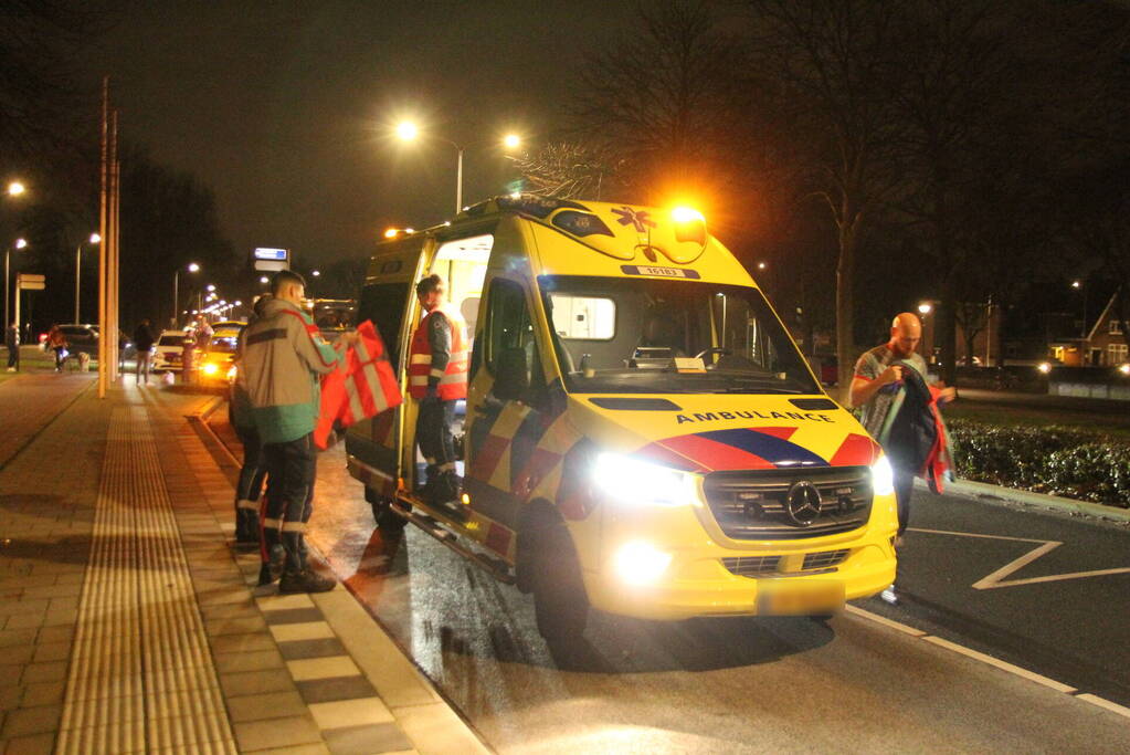 Fietser en automobilist in botsing