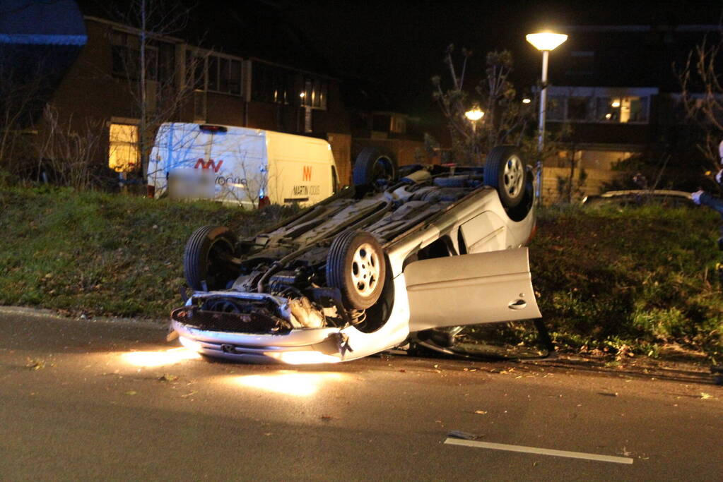 Automobilist slaat over de kop