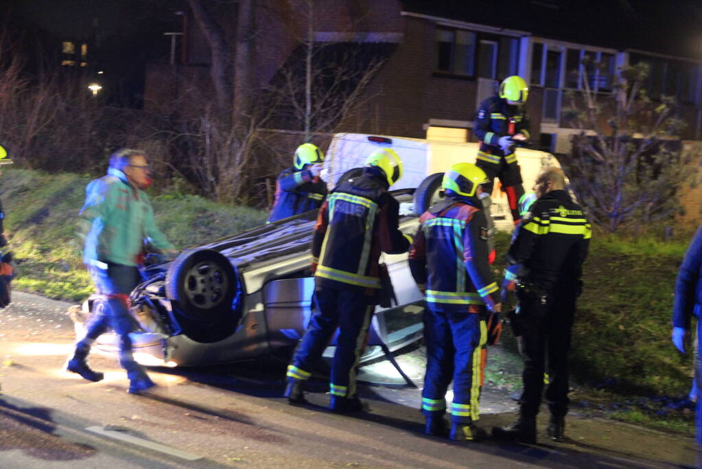 Automobilist slaat over de kop