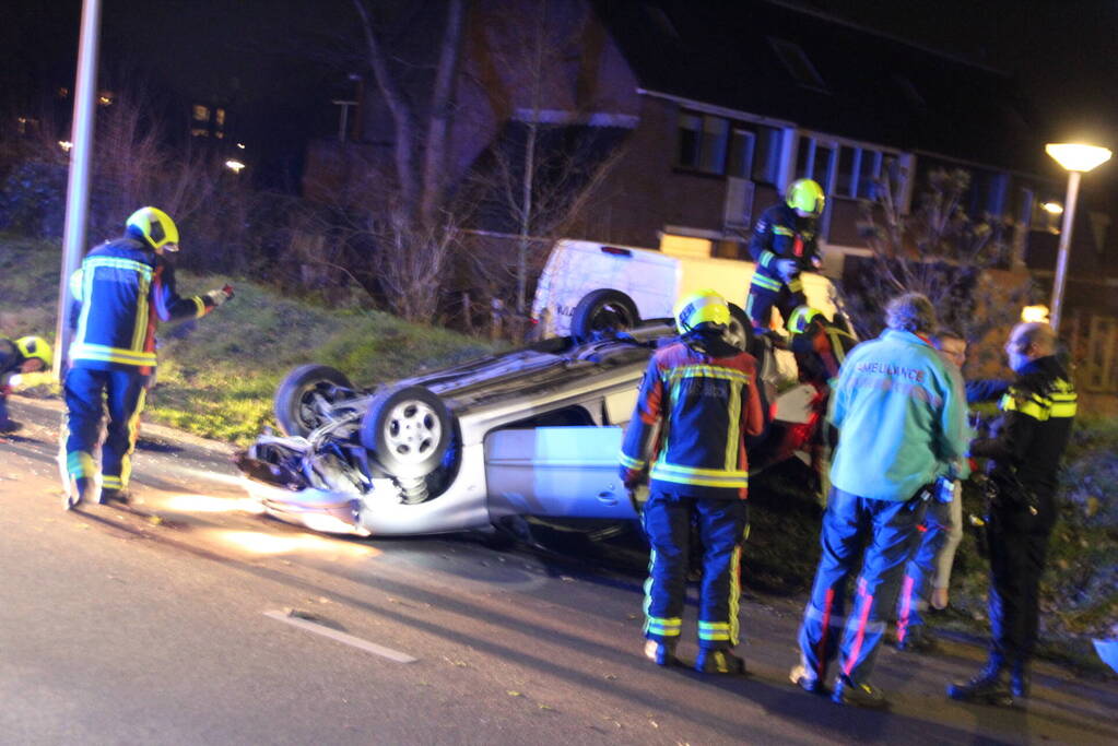 Automobilist slaat over de kop