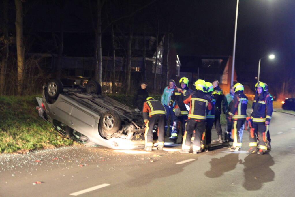 Automobilist slaat over de kop