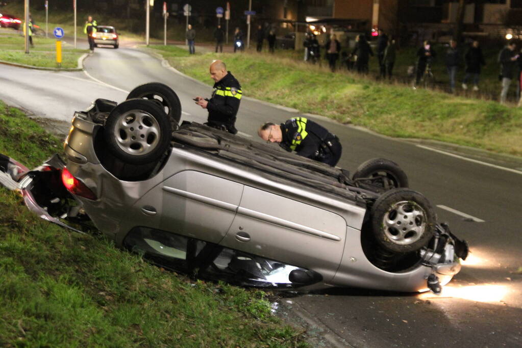 Automobilist slaat over de kop