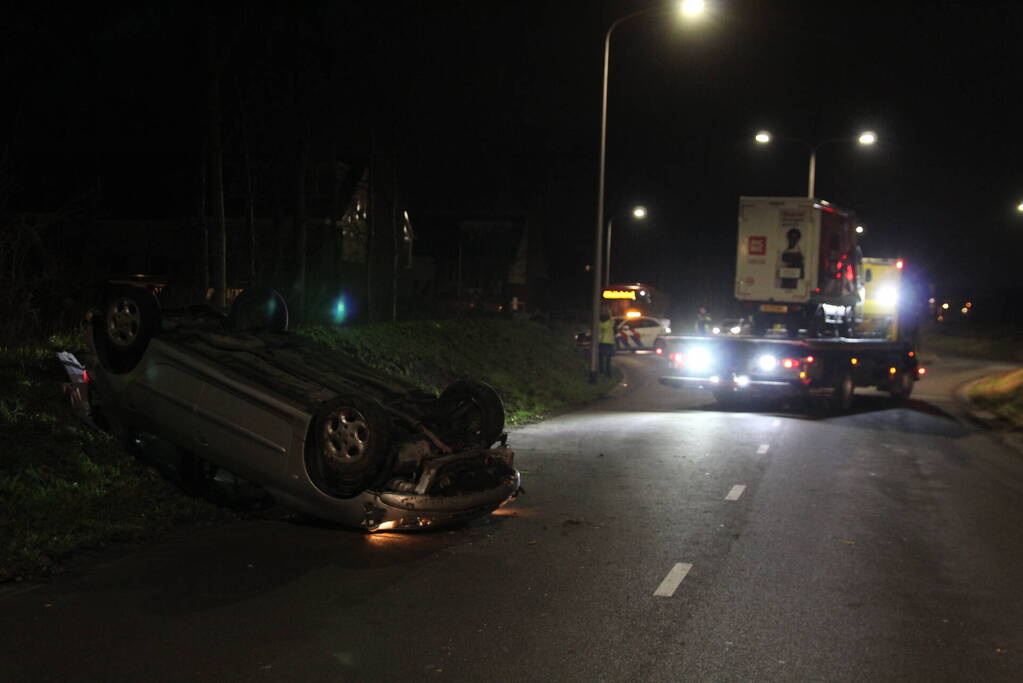Automobilist slaat over de kop