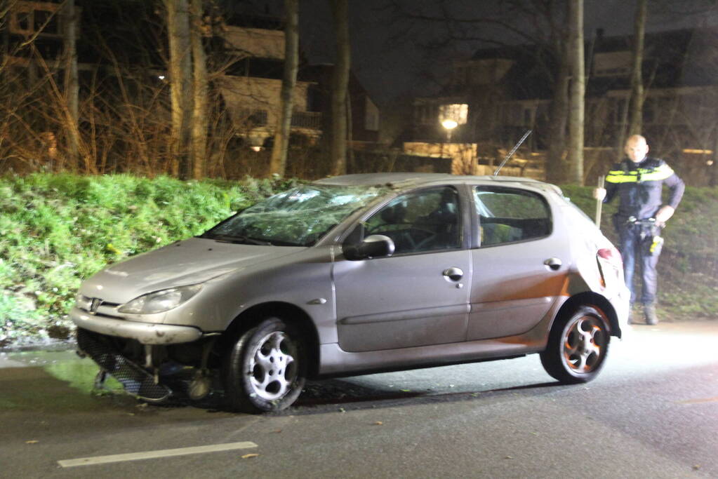 Automobilist slaat over de kop