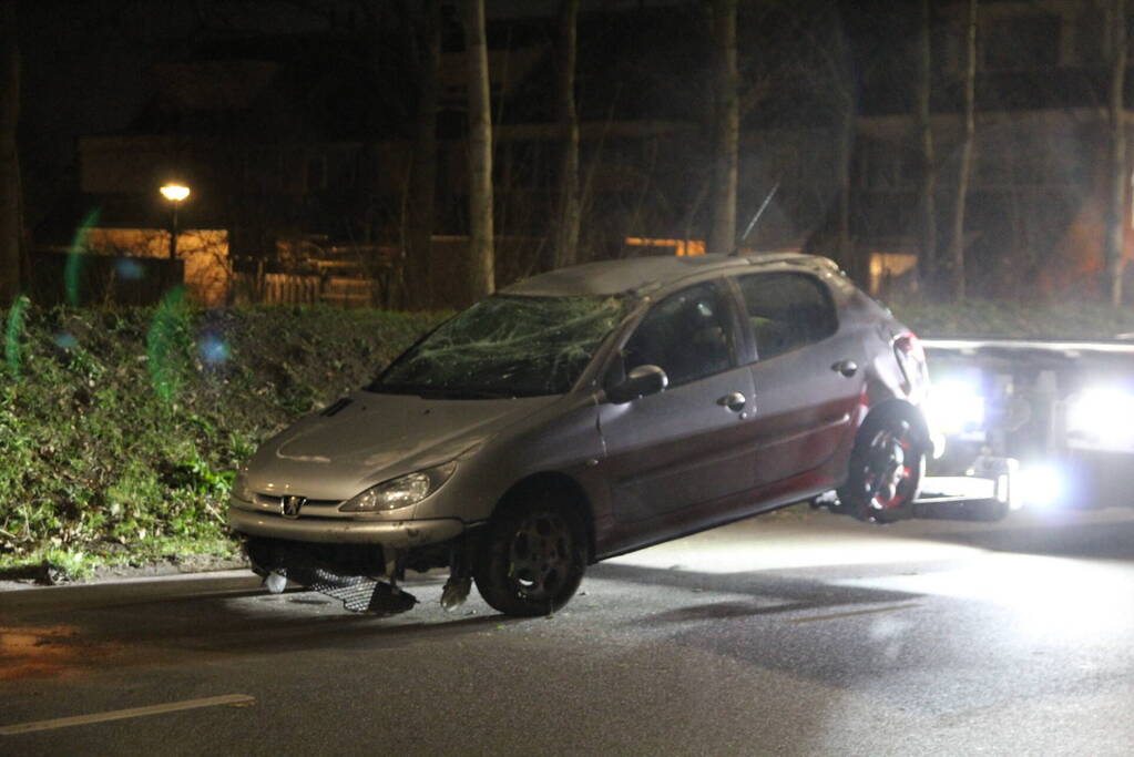 Automobilist slaat over de kop