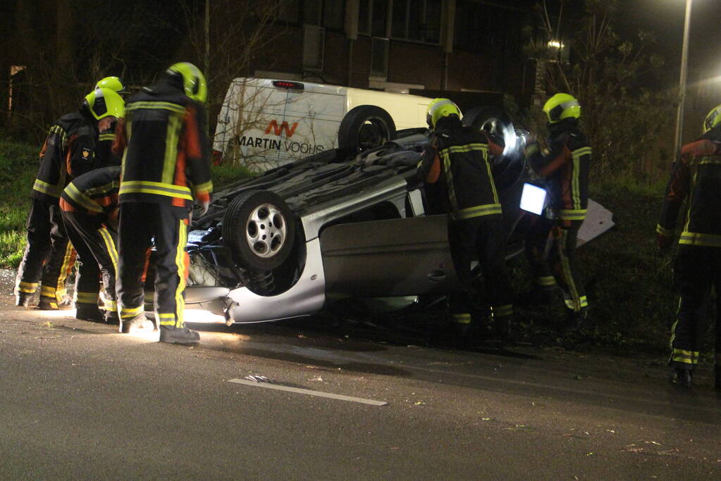 Automobilist slaat over de kop