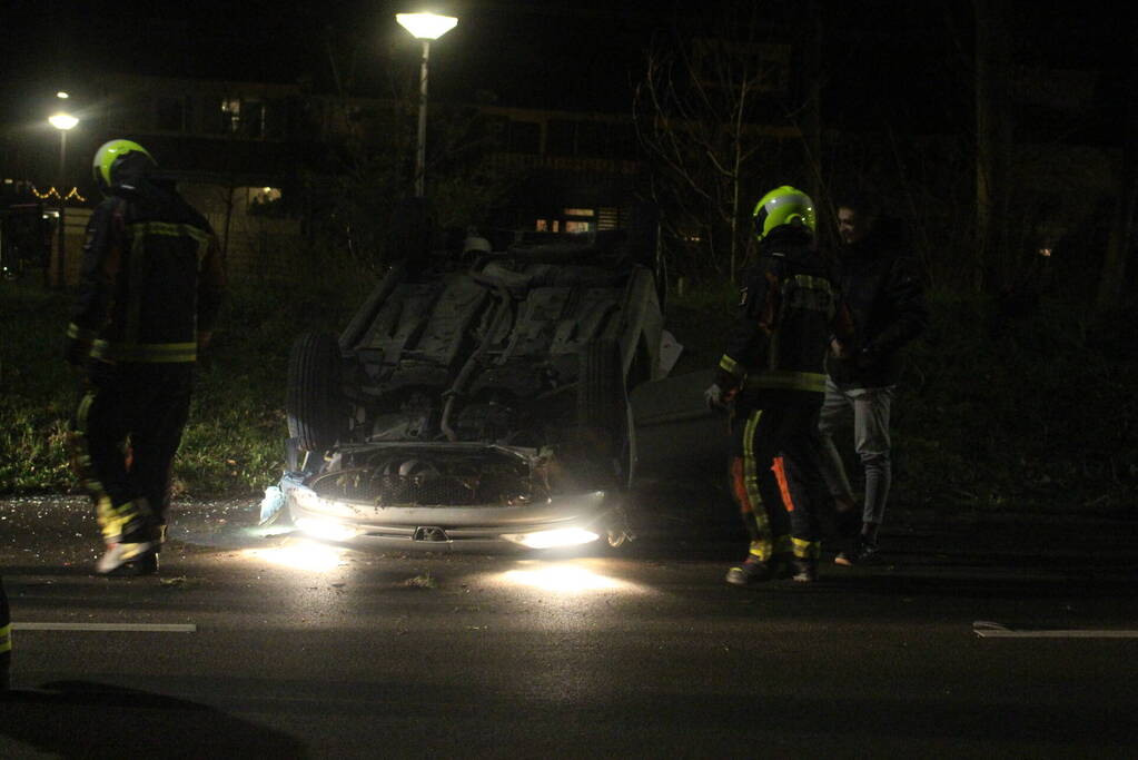 Automobilist slaat over de kop