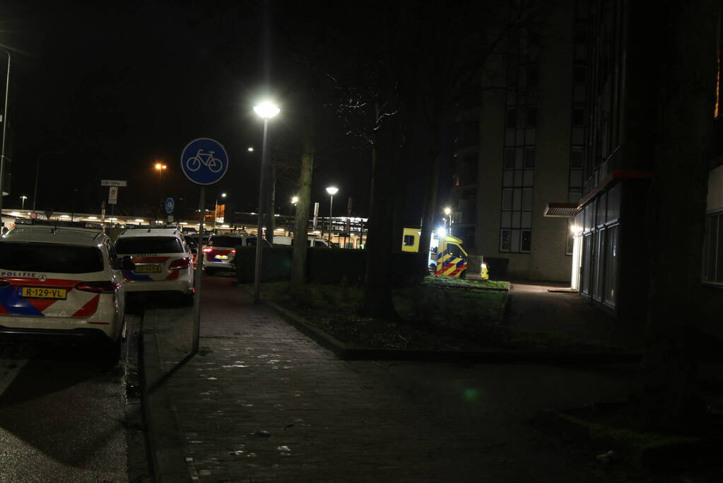 Gewonde bij steekpartij tegenover politiebureau