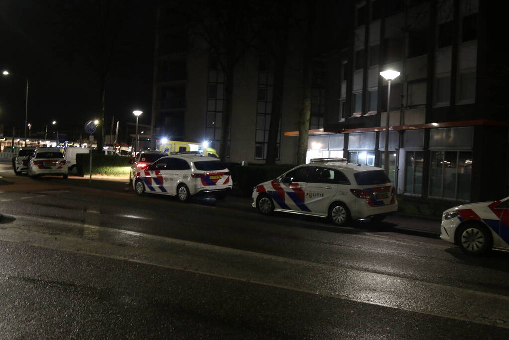 Gewonde bij steekpartij tegenover politiebureau