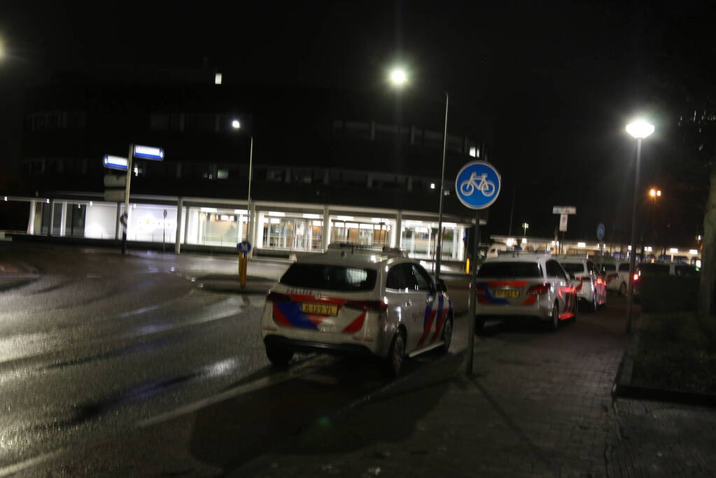 Gewonde bij steekpartij tegenover politiebureau