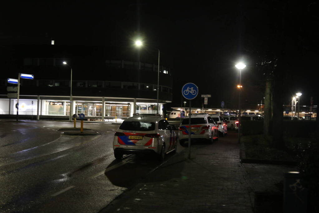 Gewonde bij steekpartij tegenover politiebureau