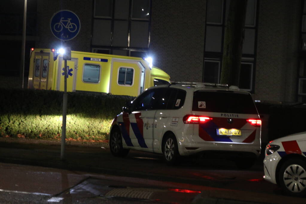 Gewonde bij steekpartij tegenover politiebureau