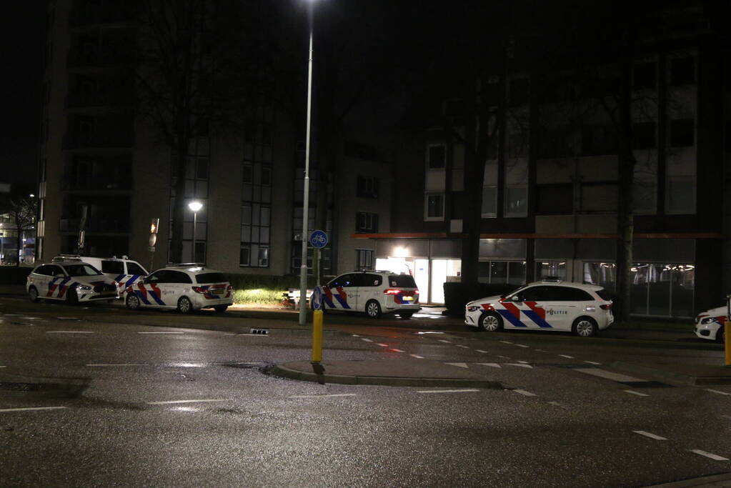 Gewonde bij steekpartij tegenover politiebureau