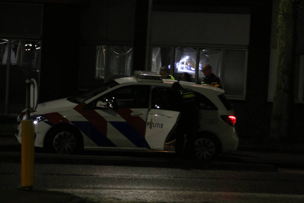 Gewonde bij steekpartij tegenover politiebureau