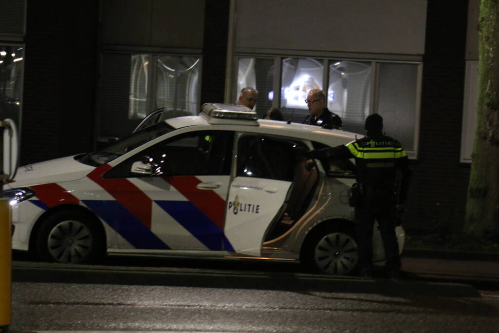 Gewonde bij steekpartij tegenover politiebureau