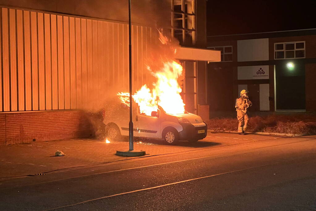 Bestelbus verwoest door brand