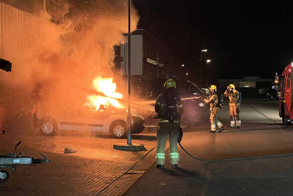 Bestelbus verwoest door brand