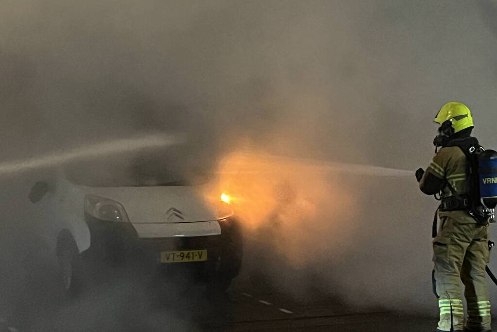 Bestelbus verwoest door brand