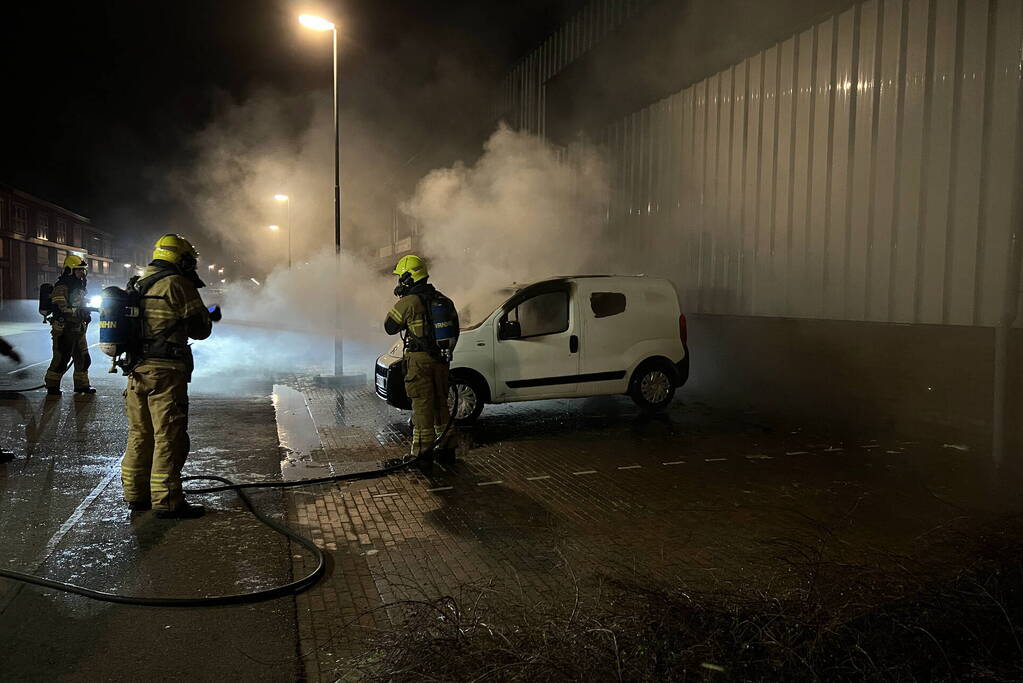 Bestelbus verwoest door brand