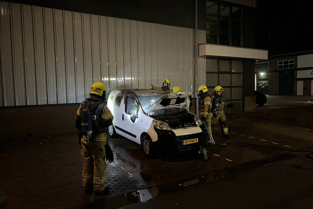 Bestelbus verwoest door brand