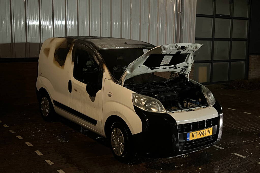 Bestelbus verwoest door brand