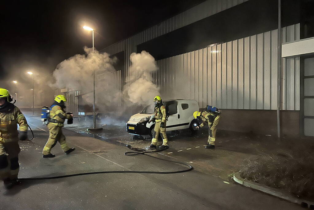 Bestelbus verwoest door brand