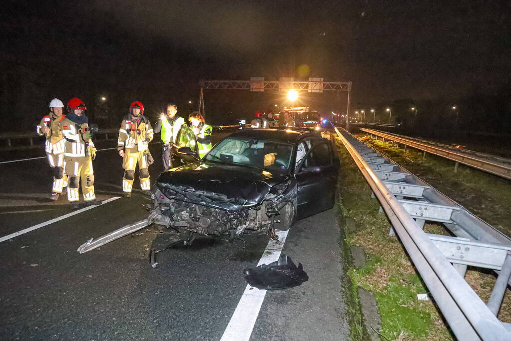 Snelweg dicht door ongeval, inzittenden op de vlucht