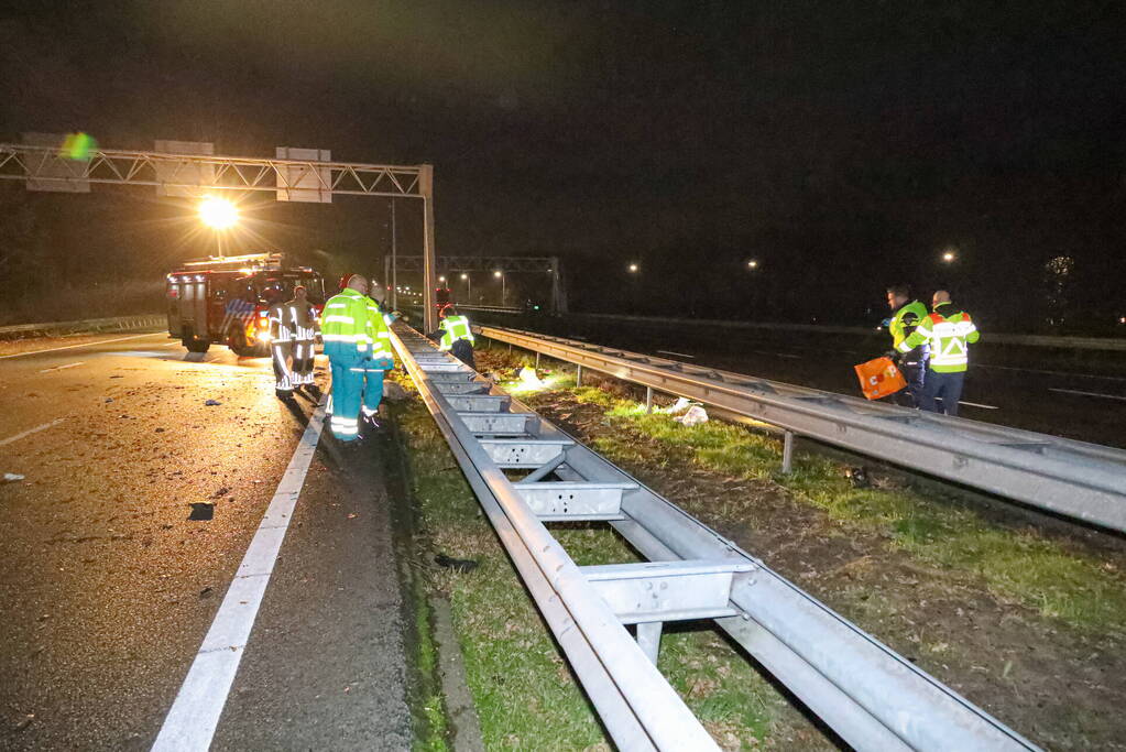 Snelweg dicht door ongeval, inzittenden op de vlucht