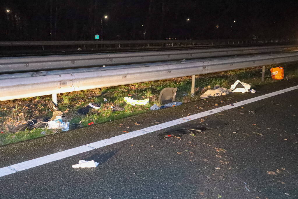 Snelweg dicht door ongeval, inzittenden op de vlucht