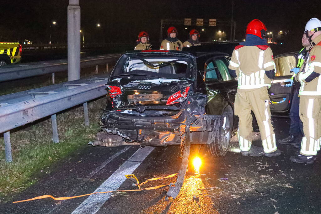 Snelweg dicht door ongeval, inzittenden op de vlucht