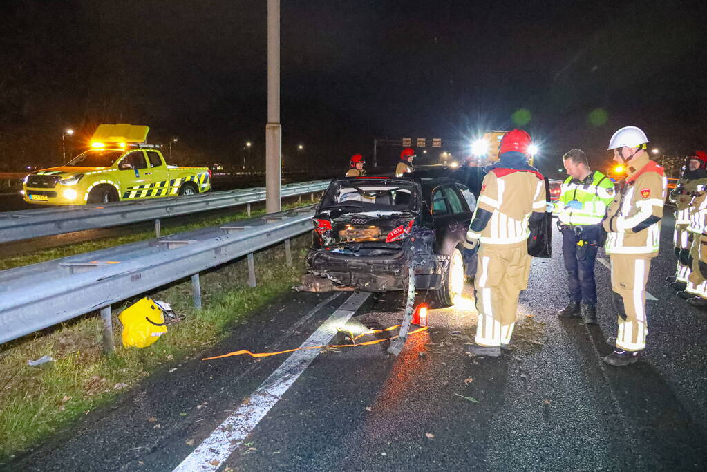 Snelweg dicht door ongeval, inzittenden op de vlucht