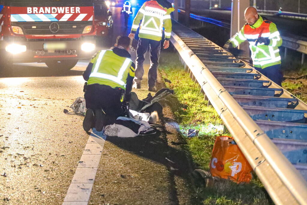 Snelweg dicht door ongeval, inzittenden op de vlucht
