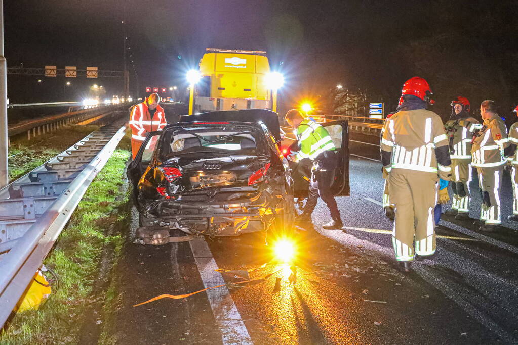 Snelweg dicht door ongeval, inzittenden op de vlucht