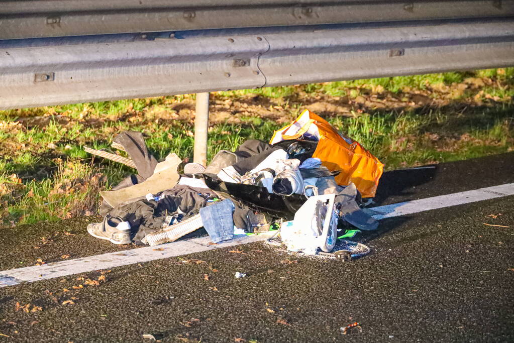 Snelweg dicht door ongeval, inzittenden op de vlucht