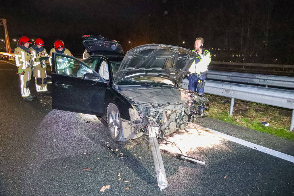 Snelweg dicht door ongeval, inzittenden op de vlucht