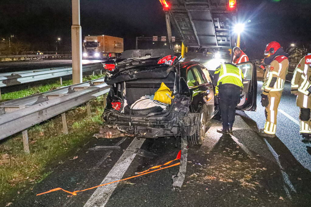 Snelweg dicht door ongeval, inzittenden op de vlucht