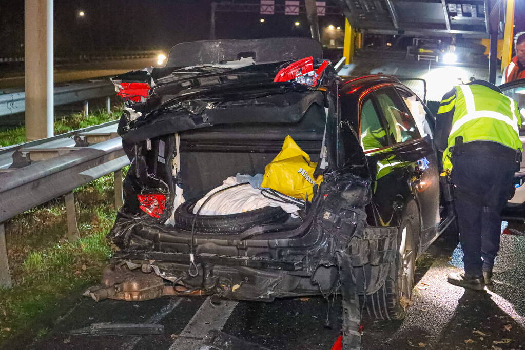 Snelweg dicht door ongeval, inzittenden op de vlucht