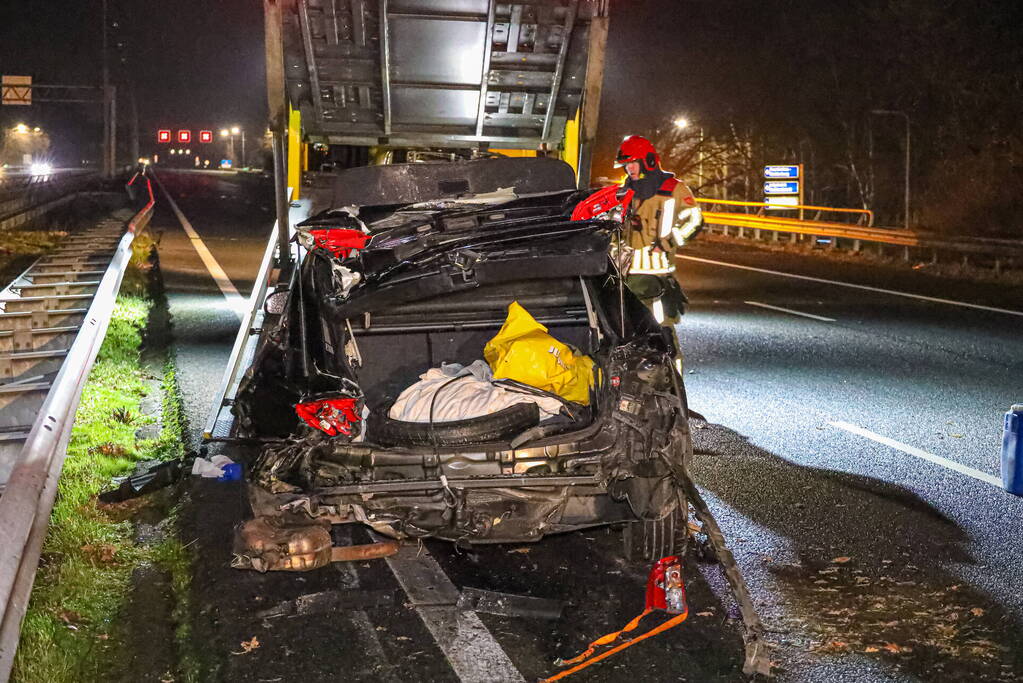Snelweg dicht door ongeval, inzittenden op de vlucht