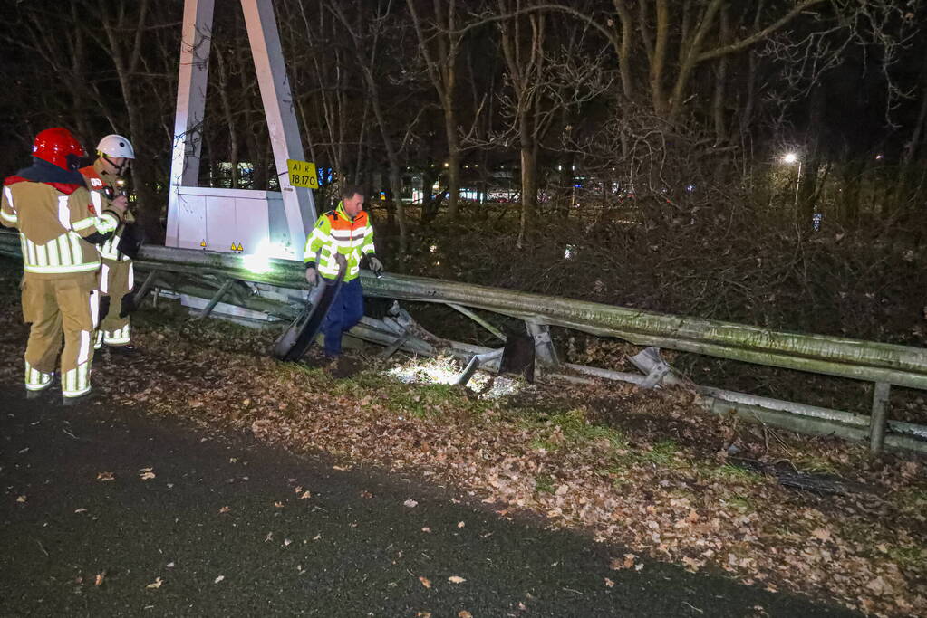 Snelweg dicht door ongeval, inzittenden op de vlucht